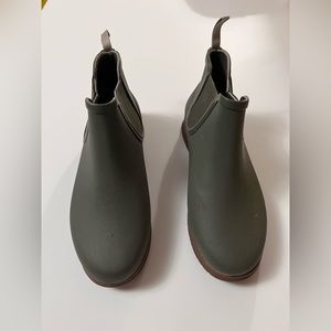 Bogs women’s rain boots. Size 6. Waterproof